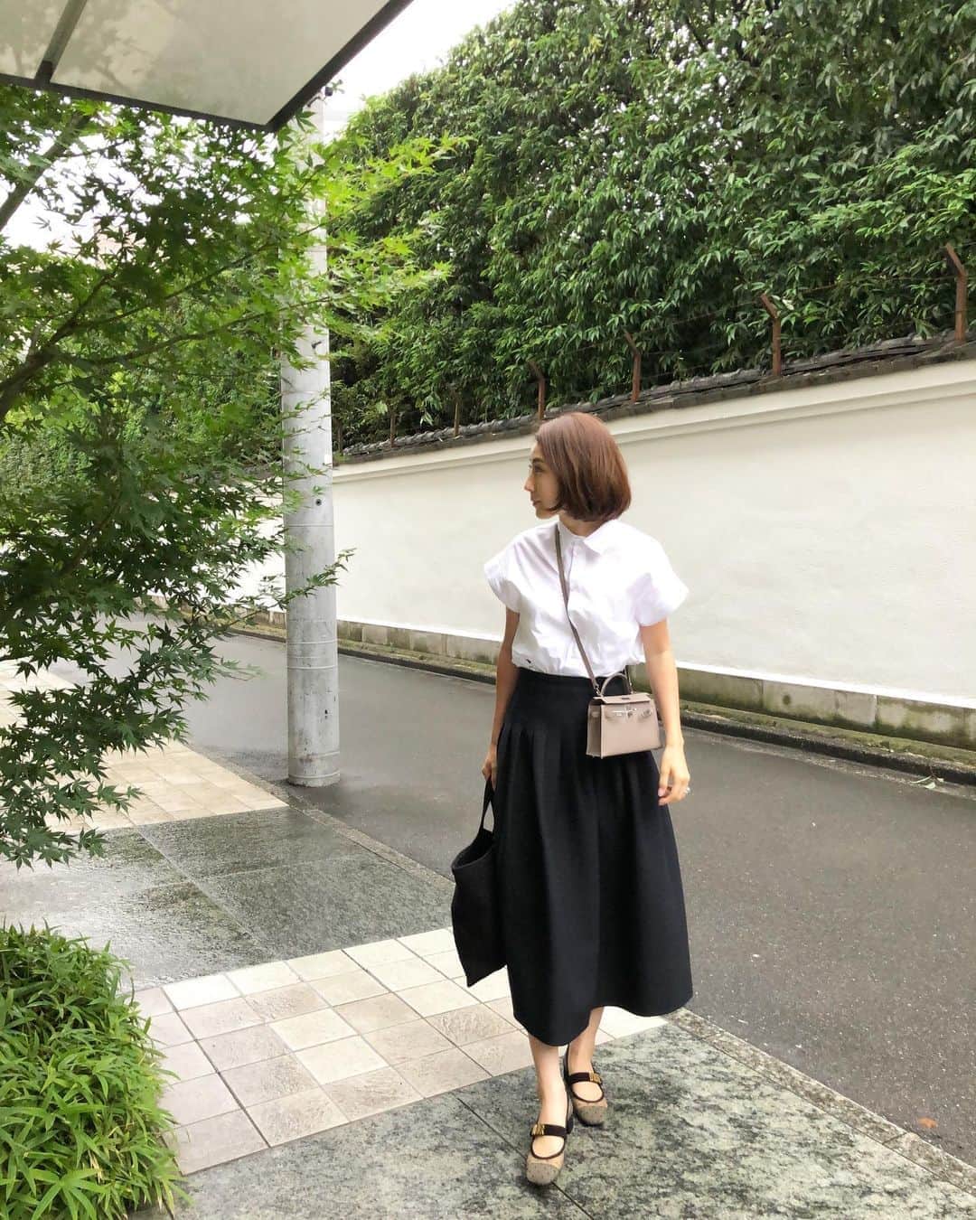 髙田麻紀子のインスタグラム：「❤︎ . 昨日は仕事の後、主人とディナーへ🥰 . シャツ&スカート&パンプス#DIOR バッグ#HERMES #pionunnal  . #instagram #instapic #instalike #fashion #ootd #outfit」