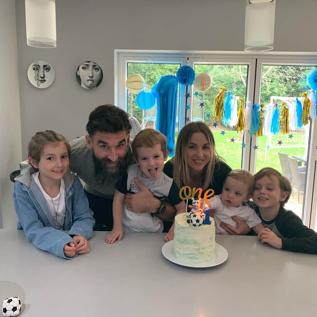 ミル・ジェディナクのインスタグラム：「Happy 1st Birthday to our little Luka 🎂❤️🥳😘」