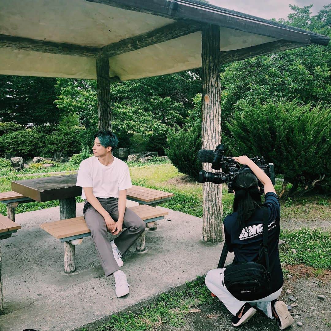 古幡亮（WATWING）のインスタグラム：「. 先日、僕の地元長野県の 安曇野テレビさんに取材して頂きました！ ローカルのケーブルテレビですが現在も放送中なので見れる方は是非ご覧ください！ WATWINGのことだけでなく、僕のちょっとした歴史も知れちゃうかも🤫 . #watwing #古幡亮 #ryofuruhata #安曇野テレビ #大自然と髪のコラボレーション」