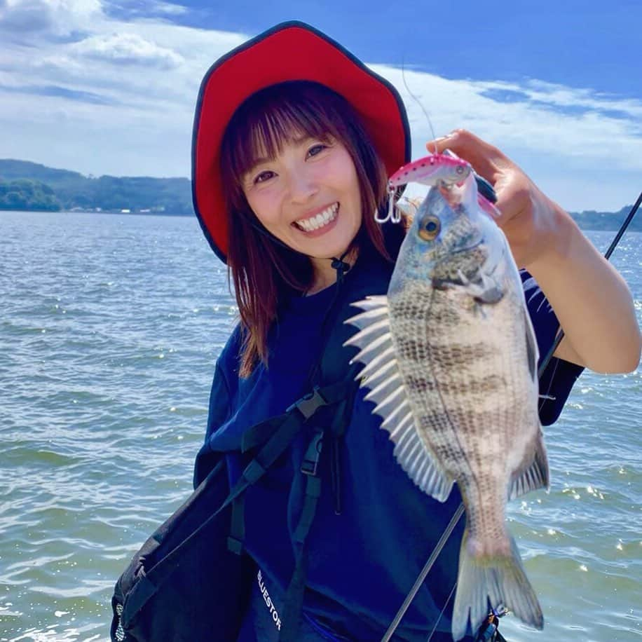 井上直美さんのインスタグラム写真 - (井上直美Instagram)「今年も浜名湖に釣りに行きたいなー。ハニスポ動画アップしましたー→ https://youtu.be/p3UHoBrvplY 　#釣り　#釣りガール　#浜名湖　#クロダイ　#おかっぱり　#ハニスポ　#釣りともなお珍道厨  #井上直美　#テイルウォーク　#ベイトゥイッチャー　#ニコデザインオフィス　#ニコバイブ　　 #サンヨーナイロン　#イチカワフィッシング　#井上直美　#釣りすきな人と繋がりたい」7月18日 23時01分 - naochingyo