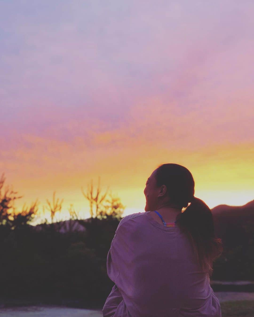 CHIPPRUSONのインスタグラム：「少し前の夏至の夕暮れ ・ ・ ご無沙汰しています。京都は蒸し暑くなってきました。今週に入って随分体調が回復してきて、首が痛かった期間も休み休みパンセットを作らせて貰えた事に感謝。 ・ ・ 胸郭出口症候群という体の症状と向き合い、自分なりに色々試して血流を回復させる事に一年以上費やした結果、最近左腕、左手、曲げにくかった指も随分動くようになりました。諦めずに信じてやってきて本当によかった。体の勉強は独学だけど、パンも独学だから似たようなものに思います。体の不調と向き合い、自分で治すことに決めてから、自分のパン作りもより体の構造に寄り添ったものに変わりました。激しい痛みが出ている期間、不調からミスをすることもたくさんあったけれど、ミスから新しい閃きが出てきたり、長期熟成パンが生まれたり、きっといつか振り返ったら全て必然だった、と思える日も近いのだと思います。 ・ ・ 私が回復すると同時に、長らく闘病中だった母が一気に弱り出して、お母さんずっと頑張ってくれてたんだな、支えてくれてたんだな、としみじみ思います。母は、私がそばにいるより、パンを焼いて欲しい、とそればかり。寂しいようなありがたいような… ・ ・ 私がこうして生きているのは、パン作りに出会えたおかげです。パンを焼き続け、たくさんの友達ができ、出会いがあり、お店を持てた。体重が35キロ、体脂肪率3%の頃、痩せ細った腕で初めて捏ねて焼いたパンを両親は手を叩いて喜んでくれた。初めて焼いたパンはりんごや山芋、人参を発酵させた酵母で全粒粉をたくさん入れ過ぎて、レンガみたいにカチカチでしたが、両親が喜ぶのが嬉しくて、毎日パンを作りました。あの日の感動は今も変わらず、パンが焼ける度に目が細くなりニヤニヤしてしまいます。 ・ ・ あれから何年経つのかな。私の背中は大きくなり、腕は逞しくなりました。まだ日によって体が辛い日もありますが、今のペースで体調が回復したら、きっともっとたくさんパンも焼けるよね。 ・ ・ 生きていたら色々あるさ。少しでも自分のできることを続けたらいいのです。周りと比べても仕方ない。自分ができる小さなことを喜ぶ。簡単なようですごく難しいことだけど、明けない夜はないのだと思います。いつかトンネル抜けたら、そこは一面のお花畑かもしれないよ。 ・ ・ 悲しいニュースも重たい現実もたくさん耳に入ってくるけれど、目の前の自分の景色を、毎日少しずつでも、美しいと思えるものに変えていけますように。」
