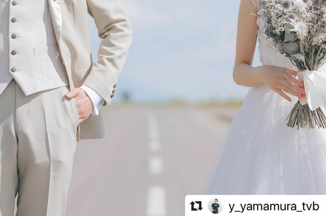 STUDIO SOLAさんのインスタグラム写真 - (STUDIO SOLAInstagram)「#Repost @y_yamamura_tvb with @make_repost ・・・ パッチワークプラン。 北海道ロケーションフォト😊  ﻿ ﻿ \\オンライン相談会はじめました//﻿ ご予約はプロフィール欄のホームページリンクから✨﻿ ﻿ 7月から9月の撮影予約も好評受付中です！﻿ ﻿ photo @y_yamamura_tvb  hairmake @minae_hairmake_tvb  @kaho.hm_aqua  ﻿ ﻿ #パッチワークの丘  #STUDIOSOLA﻿ #スタジオソラ ﻿ @decollte_weddingphoto @decollte_weddingstyle @d_weddingphoto_jp﻿ #weddingphoto  #instagood #結婚式前撮り #新婚旅行 #チェリフォト #北海道旅行﻿ #富良野 #北海道前撮り#牧場 #ロケーションフォト #tokyo_camera_club #前撮り#東京カメラ部﻿ #weddingdress #prewedding #写真好きな人と繋がりたい #ひまわり畑  #ラベンダー  #ウエディングヘア﻿ #wedding #結婚写真 #前撮り #プレ花嫁#卒花嫁 #日本中のプレ花嫁さんと繋がりたい #結婚式﻿ #結婚式準備」7月18日 23時06分 - studiosola_hokkaido