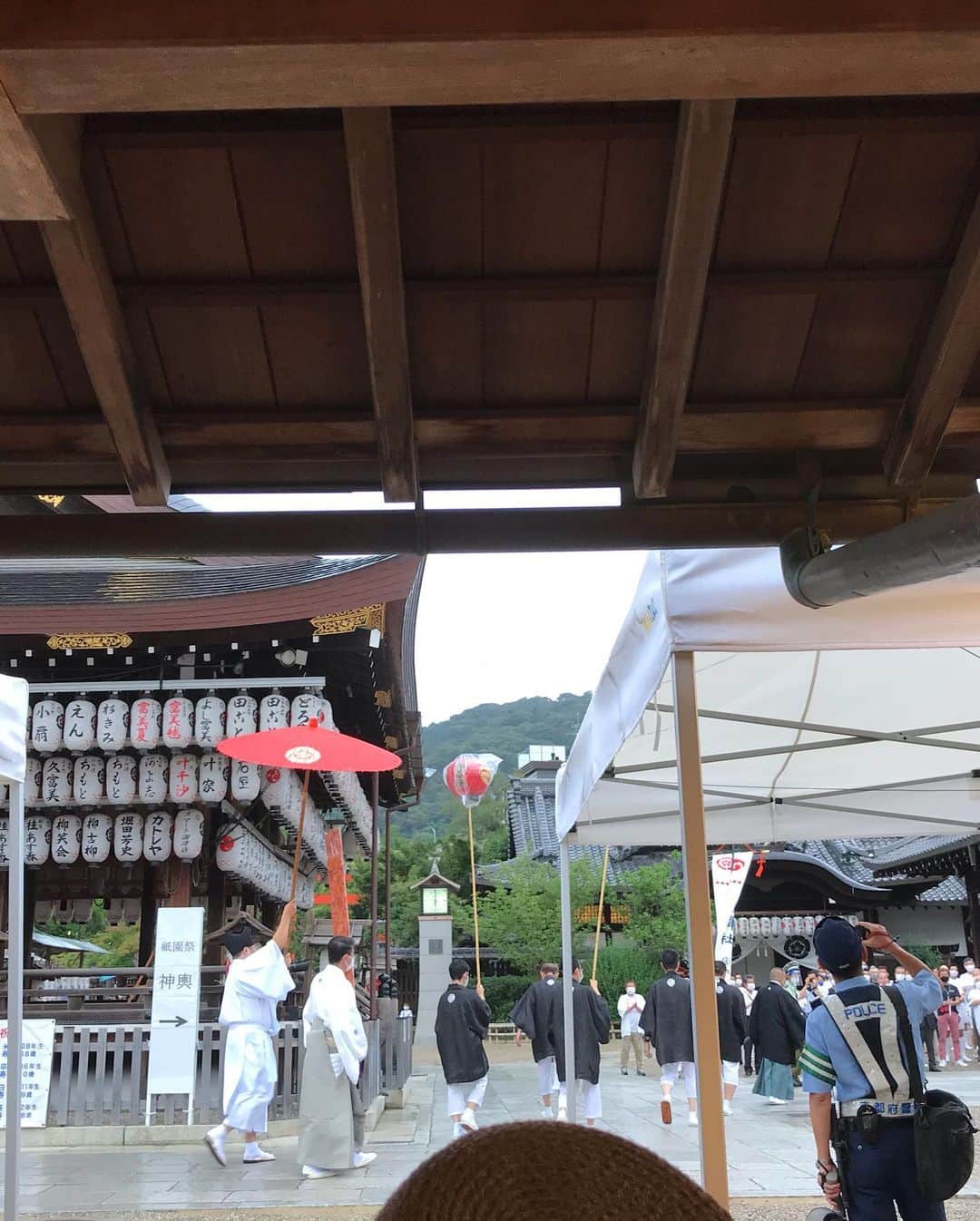 川原由維さんのインスタグラム写真 - (川原由維Instagram)「八坂神社⛩  祇園祭。  まさかまさかのタイミングで、祇園祭の行事を見る事が出来るなんて‼️  なんて事でしょう⭐︎  奇跡過ぎて鳥肌立った😊  道を間違えたおかげで、神聖な行事を見る事が出来てhappyすぎ💕  道を間違えて、遠回りする事も決して悪いことではないね☺️」7月18日 23時14分 - yui5520