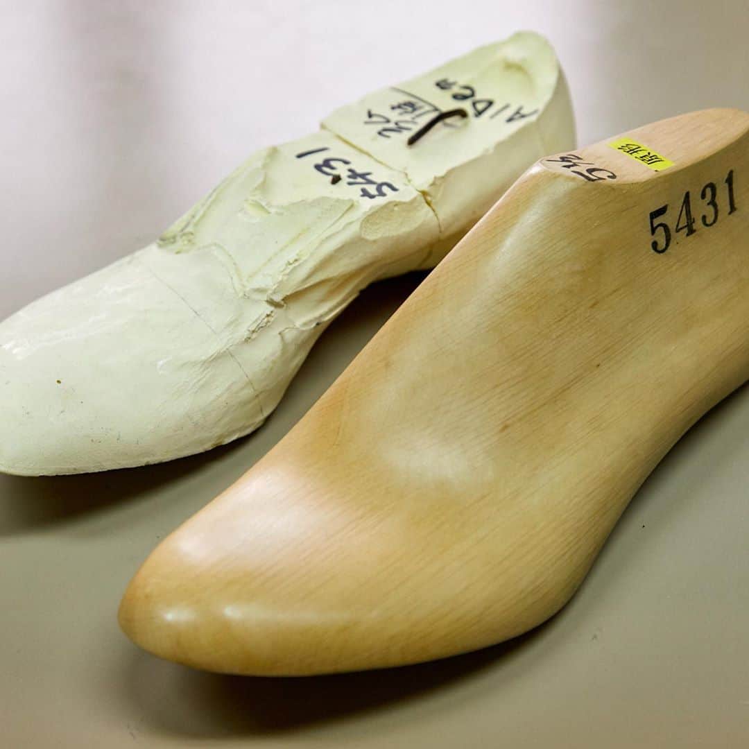 ユニオンインペリアルさんのインスタグラム写真 - (ユニオンインペリアルInstagram)「. 後方屈曲木型の生みの親である福井利三氏にインタビューさせていただきました。  東京靴型組合の組合長であった福井氏は靴型業界を代表して、昭和62年足型計測データ解析から始まり7年にわたり国の事業として発足した「靴適合性研究事業」に参画しました。  日本皮革産業連合会を受け皿として組織されたプロジェクトには、日本を代表する靴メーカーや人間工学の研究者が参加協力しました。  参加協力企業、研究機関はリーガルコーポレーション、大塚製靴、アシックス、銀座ヨシノヤ、慶應義塾大学、工業技術院製品科学研究所と錚々たる顔触れです。  日本人の足を類型化し、足と靴の適合性の向上を目指した研究事業は、複雑な足を類型化することには成功しませんでしたが、足の軸を傾けて、肉を内側に寄せた木型に適合する人が多かったデータを残しています。  福井氏によると「当時は（プロジェクトのメンバーとして）言われるがままに木型を削っていただけで、足軸の重要性には気づかなかった」そうですが、プロジェクトが終了して何年かした後に、履き古して後方屈曲的に足なりに変形した靴を見たときに足軸のファクターについてもう一度再考することにし、現在の後方屈曲木型の原型を作ったそうです。  その後にいくつものメーカーに後方屈曲木型をオファーしたものの、複雑な立体形状による作り難さから採用するメーカーはなく、初めて採用し商品化したのが当社であったそうです。  #unionimperial  #ユニオンインペリアル  #unionroyal  #ユニオンロイヤル #後方屈曲木型  #後方屈曲木型は足なりに肉付きが中央から内側に寄って踵も内側に屈曲しています」7月18日 23時15分 - unionimperial_official