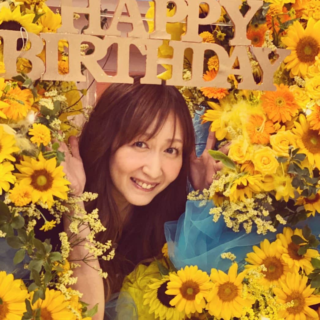 KOKIAのインスタグラム：「Early birthday surprise!! I’m the happiest singer in the world!!」