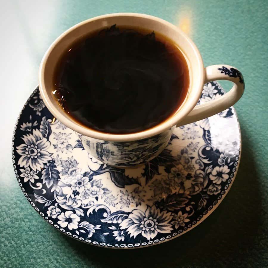 のインスタグラム：「一滴ずつ淹れたコーヒーは、心の奥を映す色。  数ヶ月ぶりのお店コーヒー、西千葉cafeSTANDにて。 じっくり、おいしくいただきました。 #coffee #cafestand #standalone」