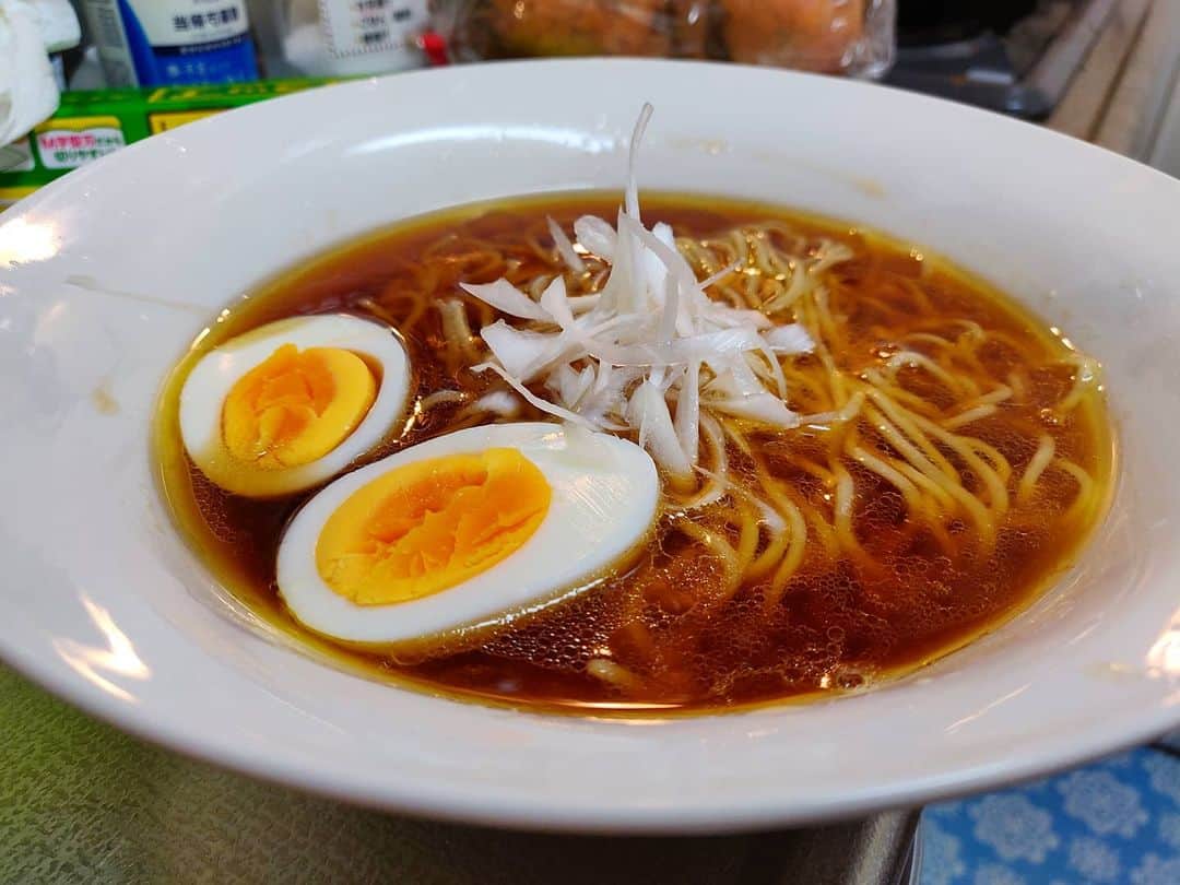 のインスタグラム：「醤油らーめん おうちでとものもと とものもとも通販始めてた。なもんでポチッとな。 麗しき鶏清湯って感じで、人気店のや〜つな味わい。うまい。うまいけど些か食べ飽きた美味しさ。店舗で食べた時も違う中細麺。醤油はむちむち縮れ麺をおうちでも食べたかったなぁ。まだ塩があるので楽しみです。」
