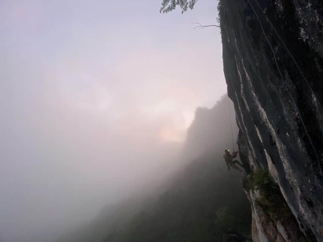のインスタグラム：「We replaced about 30 bolts on 5 classic routes from early 90s. Once chemical bolt cures by chemical reaction then we can climb on them to taste 90s routes🙌🏻🙌🏻  今日は二子山で5本のルート、30本程のボルトを小鹿野クライミング委員会の皆んなでリボルトした👍👍 ケミカルボルトが硬化して次回は90年代初頭のクライミングを味わう事ができる🙌🏻🙌🏻  @oganoclimbing  @maechan82kgclimber  @sachiamma  @thenorthfacejp  @beal.official  @blackdiamond  @climbskinspain  @carbongrip  #oganoic #小鹿野クライミング委員会 #小鹿野町 #二子山 #mtfutago #neverstopexploring」