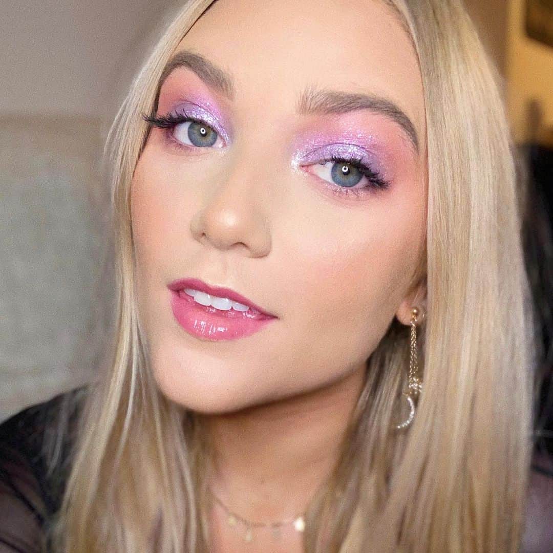Tarte Cosmeticsさんのインスタグラム写真 - (Tarte CosmeticsInstagram)「DOUBLE TAP for Allison to recreate this iridescent pink & purple eye look in an IGTV tutorial next week! 💖 Products used: ✨ Amazonian clay 12-hr blush in captivating in the crease ✨ chrome paint shadow pot in unleashed all over the lid ✨ @sugarrush sparkler shadow stick in silver on lid smudged w/ (clean) fingers ✨ top off the look w/ @sugarrush lip sip vegan lip oil in dragon fruit #crueltyfree #rethinknatural #blushauthority」7月18日 23時32分 - tartecosmetics