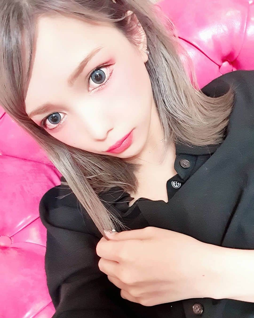 ちゃぶさんのインスタグラム写真 - (ちゃぶInstagram)「︰ 地雷メイクしました。 ヘアカラーチェンジと共に 見納め下さい。WWW @yosuke_takagi さんいつも かわいい色にしてくれて ありがとうございます💜 伸びるのがおかしい、と言われるぐらい 傷んでるのに帰るとサラサラになります。WWW ︰ #17live #17liver #17 #イチナナライバー #イチナナ #pococha #linelive #インスタライブ #uplive #ドキドキライブ #ライバー #ライバー募集 #ライブ配信 #ライバーになりたい #ライバー女子 #モデル #アイドル  #saturday #hairchange #tattoo #tattoogirl #メイク #マウスピース矯正 #メンヘラメイク #地雷メイク #メンヘラ女子 #oceantokyosunny #oceantokyo」7月18日 23時43分 - zuuumaru