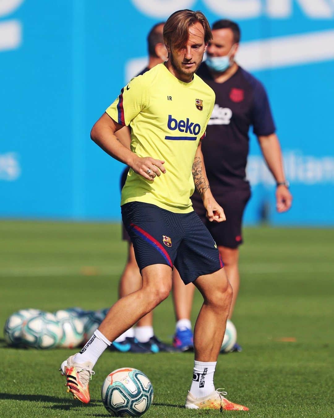 イヴァン・ラキティッチのインスタグラム：「Head up! We are Barça and we have to keep fighting for this club! The season is not over yet! We want to finish on a positive note and we still have very important objectives. Lets go team! // Cabeza alta! Somos Barça y tenemos que seguir luchando por este club! La temporada no ha terminado todavía! Queremos terminar en una nota positiva y todavía tenemos objetivos muy importantes. Vamos equipo! #ivanrakitic #fcbarcelona」