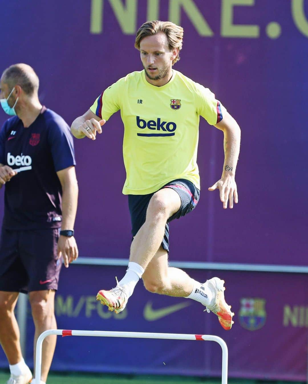 イヴァン・ラキティッチさんのインスタグラム写真 - (イヴァン・ラキティッチInstagram)「Head up! We are Barça and we have to keep fighting for this club! The season is not over yet! We want to finish on a positive note and we still have very important objectives. Lets go team! // Cabeza alta! Somos Barça y tenemos que seguir luchando por este club! La temporada no ha terminado todavía! Queremos terminar en una nota positiva y todavía tenemos objetivos muy importantes. Vamos equipo! #ivanrakitic #fcbarcelona」7月18日 23時57分 - ivanrakitic