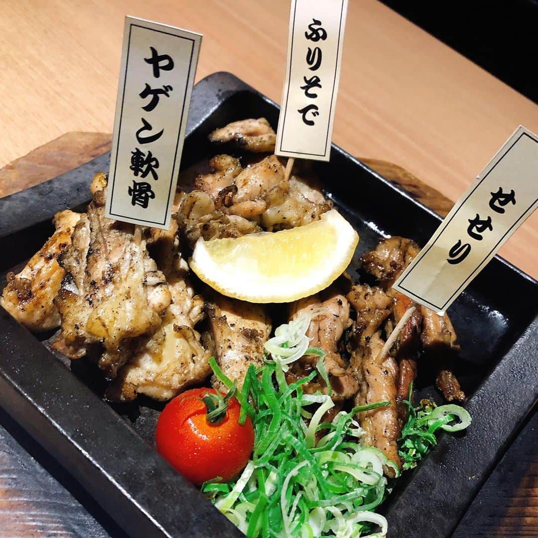 のインスタグラム：「おすすめメニュー紹介🐣  今回は"炭焼き3種盛り"です！  3種類の炭焼きが 980円(税抜き)のお得意盛りです！  熱々の鉄板で食べる炭焼きは 絶品の一品です♪  是非、一度ご賞味下さい！  #炭焼き　#3種類　#3種盛り #鶏 #鉄板　#鉄板焼き　#熱々　#美味しい  #居酒屋　#居酒屋メニュー　#おすすめ #梅田　#うめきた　#鶏っく」