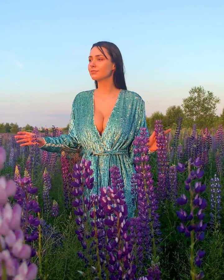 のインスタグラム：「Open your eyes 🥰💜 and look around. Enjoy the beauty 🌸☘️ of life @BangEnergy  Follow the inventor of Bang: @BangEnergy.CEO  #EnergyDrink #BangEnergy」