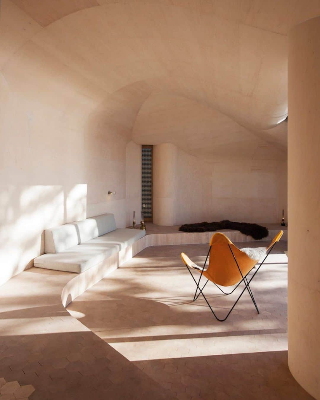 ウォントのインスタグラム：「Morning light hits the softly contoured interiors of Cabin Norderhov in Norway. Photo via @dezeen.  #wantlesessentiels #worldofwant #contemporaryarchitecture #minimaldesign」
