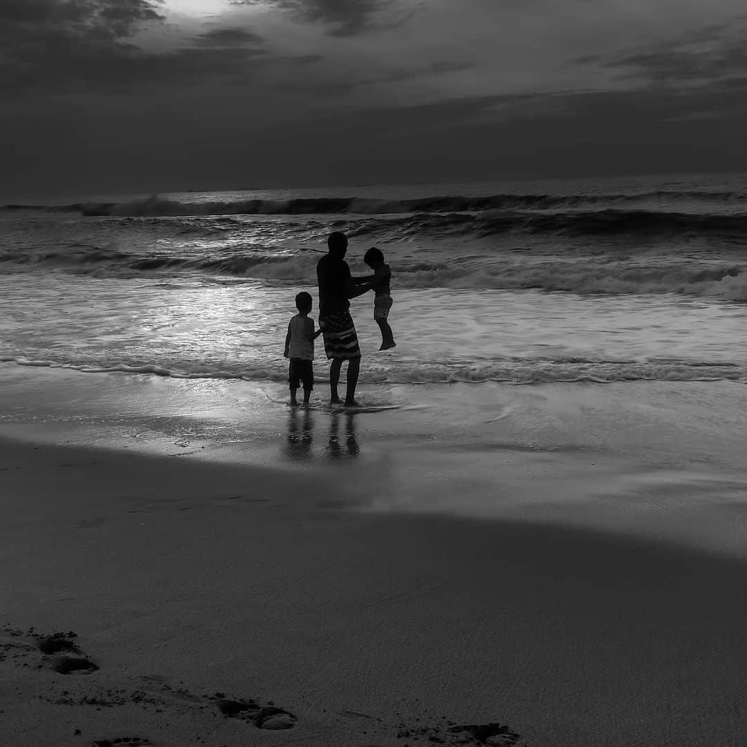 Nikonさんのインスタグラム写真 - (NikonInstagram)「It was a beautiful day (9th June 2018), a father along with his two sons were playing in Marina beach and @nareshrphotography who was admiring this from a distance took few pictures of them. Then he walked to the father, showed the pictures and took his email id to share it with him, but somehow down the line it never happend.   Cut to 18th July 2020, almost after 2years this what has happened between two complete strangers with an unexpected email which brought smile and happiness in both.   The conversation between the strangers and the photos of the cute bond captured betwen the father & son are attached here.   Also I would like to share this small note with you all 😊  Life is way too short than we always imagined, so never Miss a Chance to Walk in the Rain, Splash in the Puddles, Dance, Sing, Talk with Strangers, Always Smile at Everyone, Try out new things, Laugh at every chance you get, Be kind to one another and Help others.  #positivityamidstpandemic #livelifetothefullest #noregrets #lifeiswaytooshort #loveisallweneed #staysafe #shotononeplus」7月18日 23時57分 - the.annette.stories