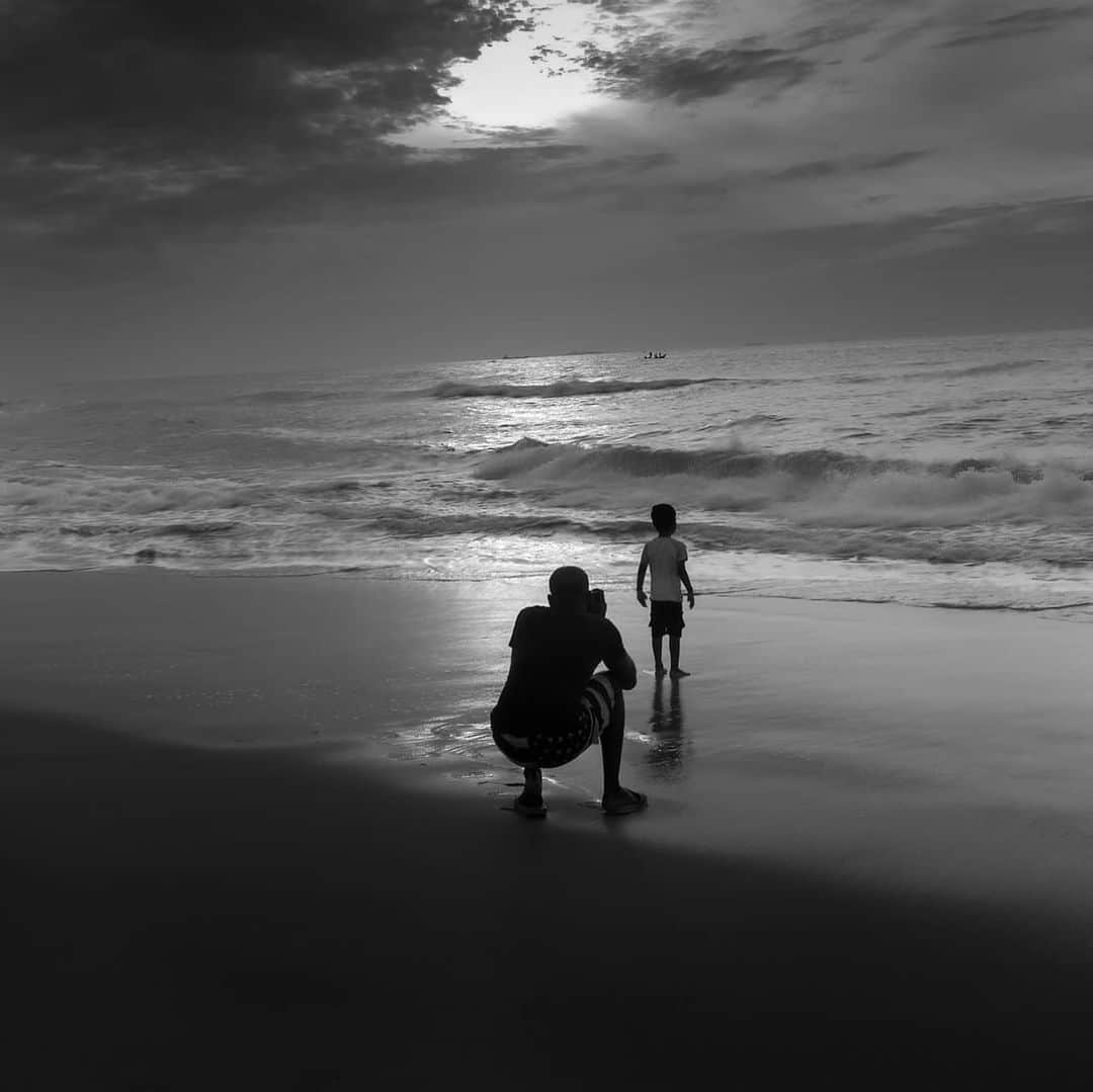 Nikonさんのインスタグラム写真 - (NikonInstagram)「It was a beautiful day (9th June 2018), a father along with his two sons were playing in Marina beach and @nareshrphotography who was admiring this from a distance took few pictures of them. Then he walked to the father, showed the pictures and took his email id to share it with him, but somehow down the line it never happend.   Cut to 18th July 2020, almost after 2years this what has happened between two complete strangers with an unexpected email which brought smile and happiness in both.   The conversation between the strangers and the photos of the cute bond captured betwen the father & son are attached here.   Also I would like to share this small note with you all 😊  Life is way too short than we always imagined, so never Miss a Chance to Walk in the Rain, Splash in the Puddles, Dance, Sing, Talk with Strangers, Always Smile at Everyone, Try out new things, Laugh at every chance you get, Be kind to one another and Help others.  #positivityamidstpandemic #livelifetothefullest #noregrets #lifeiswaytooshort #loveisallweneed #staysafe #shotononeplus」7月18日 23時57分 - the.annette.stories