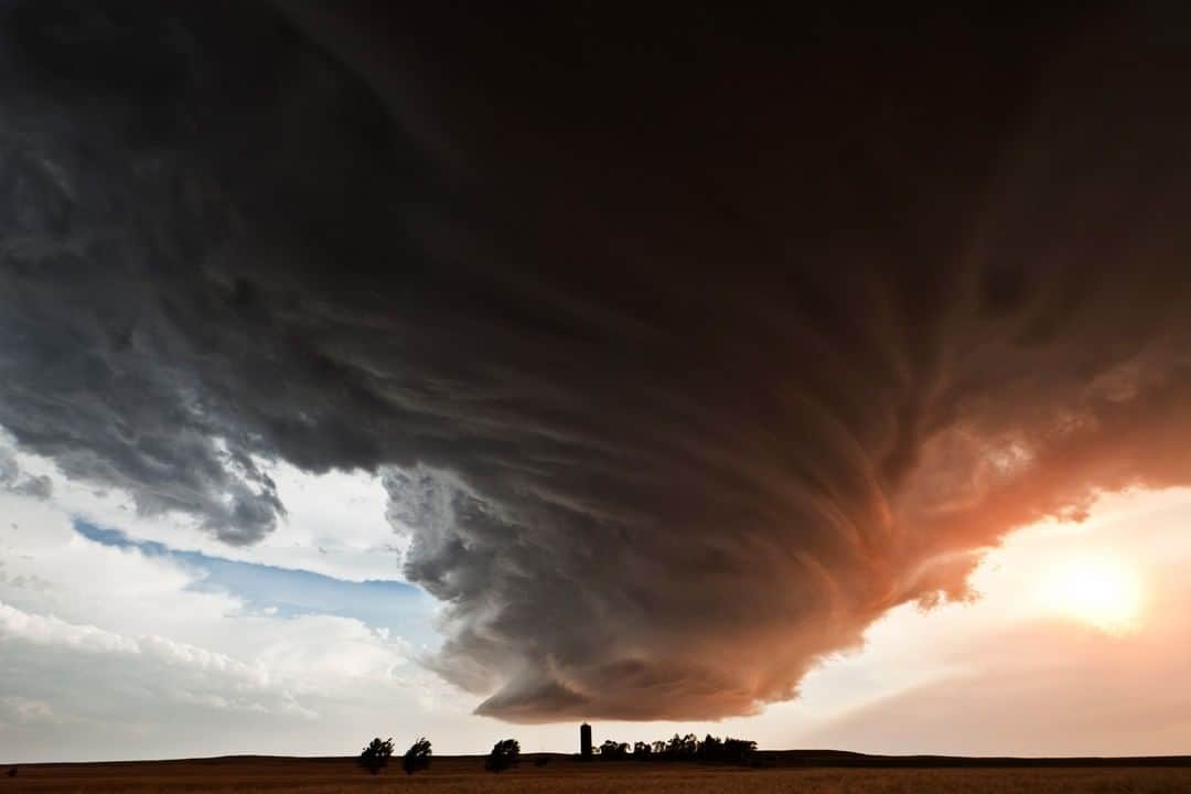 TED Talksのインスタグラム：「What would you do if you saw this coming at you? 😳 ⁠ When photographer Camille Seaman faced down this monstrous cloud, she wanted to flee. But a seasoned storm-chasing guide reassured her that it was just a thunderstorm updraft, and they watched in awe as the mesocyclone passed over them. "Chasers collect storms like stamps; to miss a good one may haunt you for the rest of your life," she says.⁠ Check out more of her jaw-dropping photography from the United States' "Tornado Alley" at the link in our bio.」