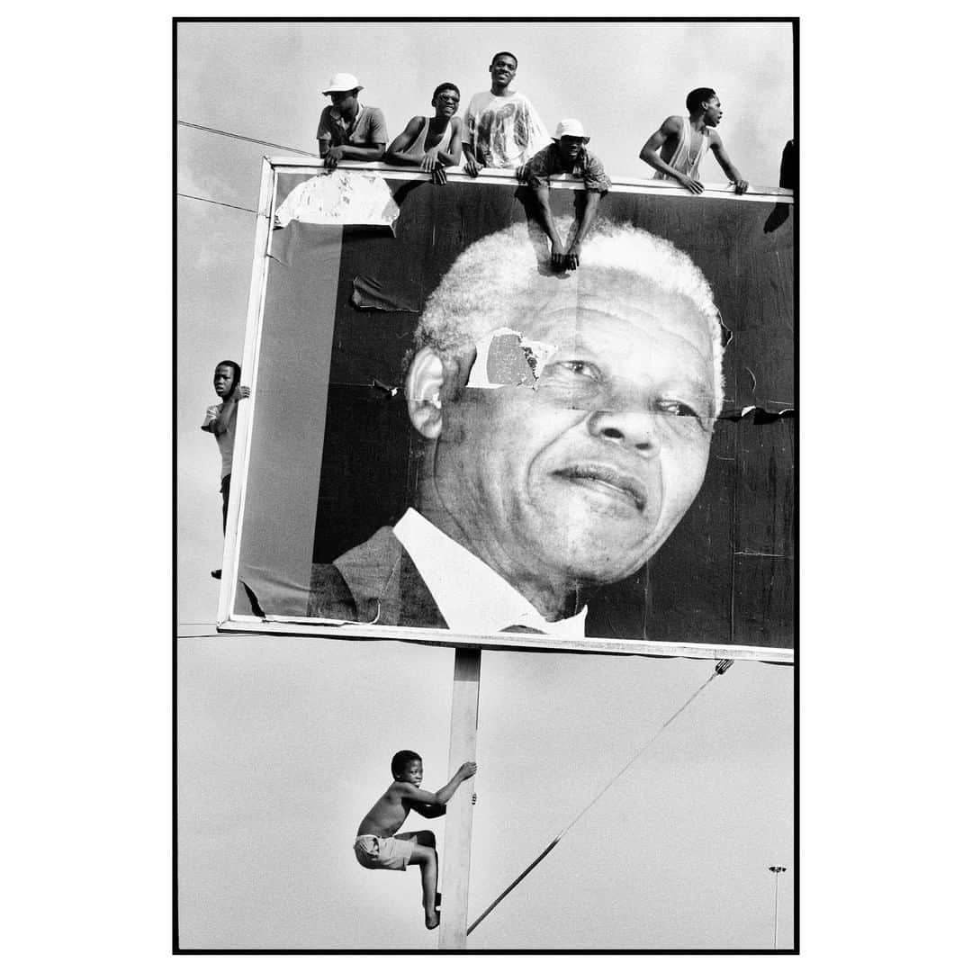 Magnum Photosさんのインスタグラム写真 - (Magnum PhotosInstagram)「Supporters climb to every vantage point whilst awaiting the arrival of Nelson Mandela. Natal, Lamontville, South Africa. 1994.⁠ .⁠ Celebrating his birth on this day in 1918, we look at Nelson Mandela as documented by Magnum photographers. Link in bio.⁠ .⁠ © @ianberrymagnum/#MagnumPhotos」7月19日 0時01分 - magnumphotos