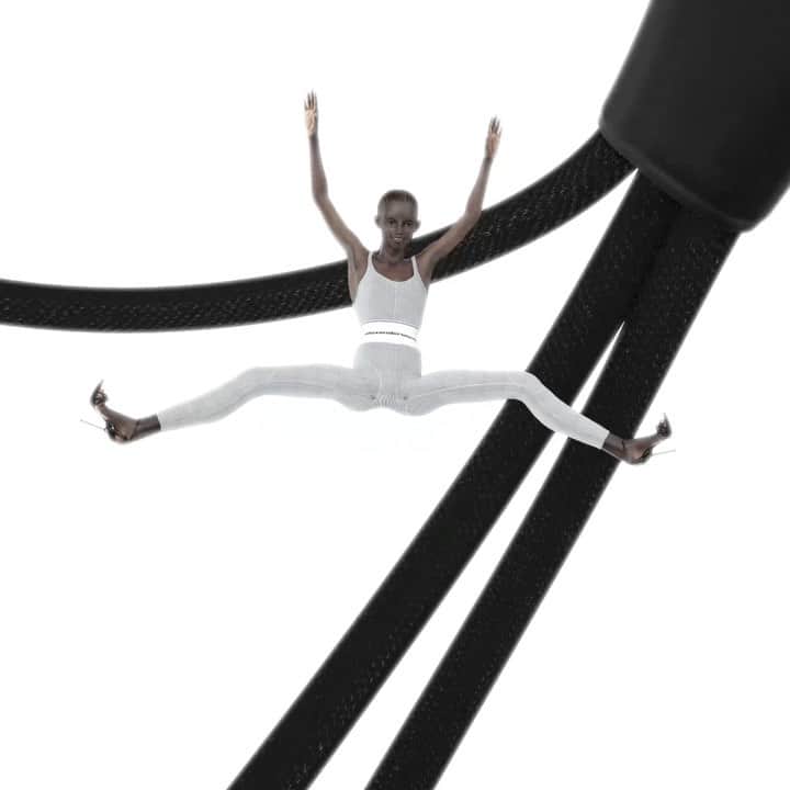 アレキサンダー・ワンのインスタグラム：「Jumpin’ jumpin’⁣ -⁣  Sienna Bungee Sandal: padded for your pleasure.」