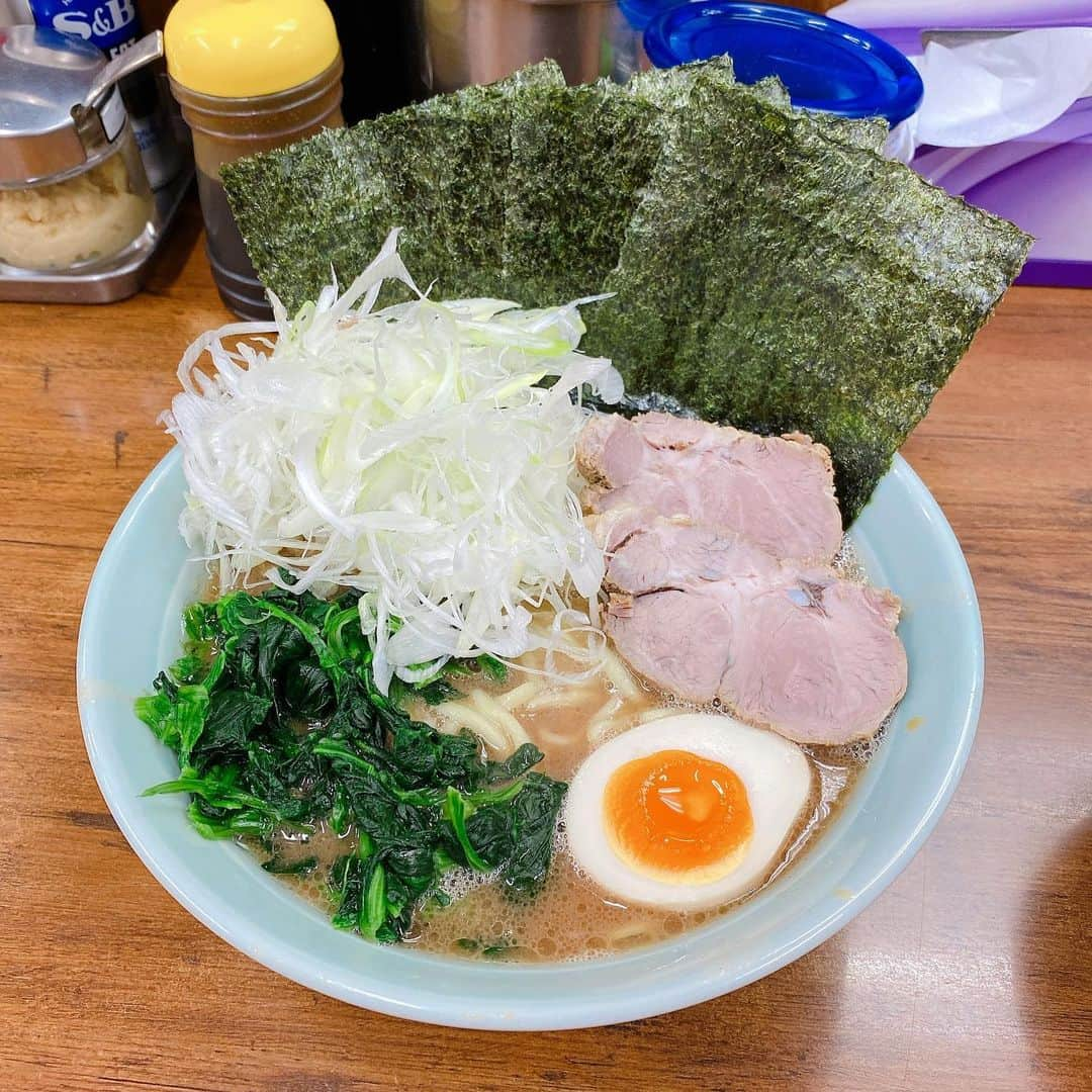 金巻ともこさんのインスタグラム写真 - (金巻ともこInstagram)「夜中に家系ラーメン食べたくなって翌日食べました。おいしいねえ。 #おそとごはん金巻 #武蔵家成増 #家系ラーメン」7月19日 0時07分 - tomotomoco