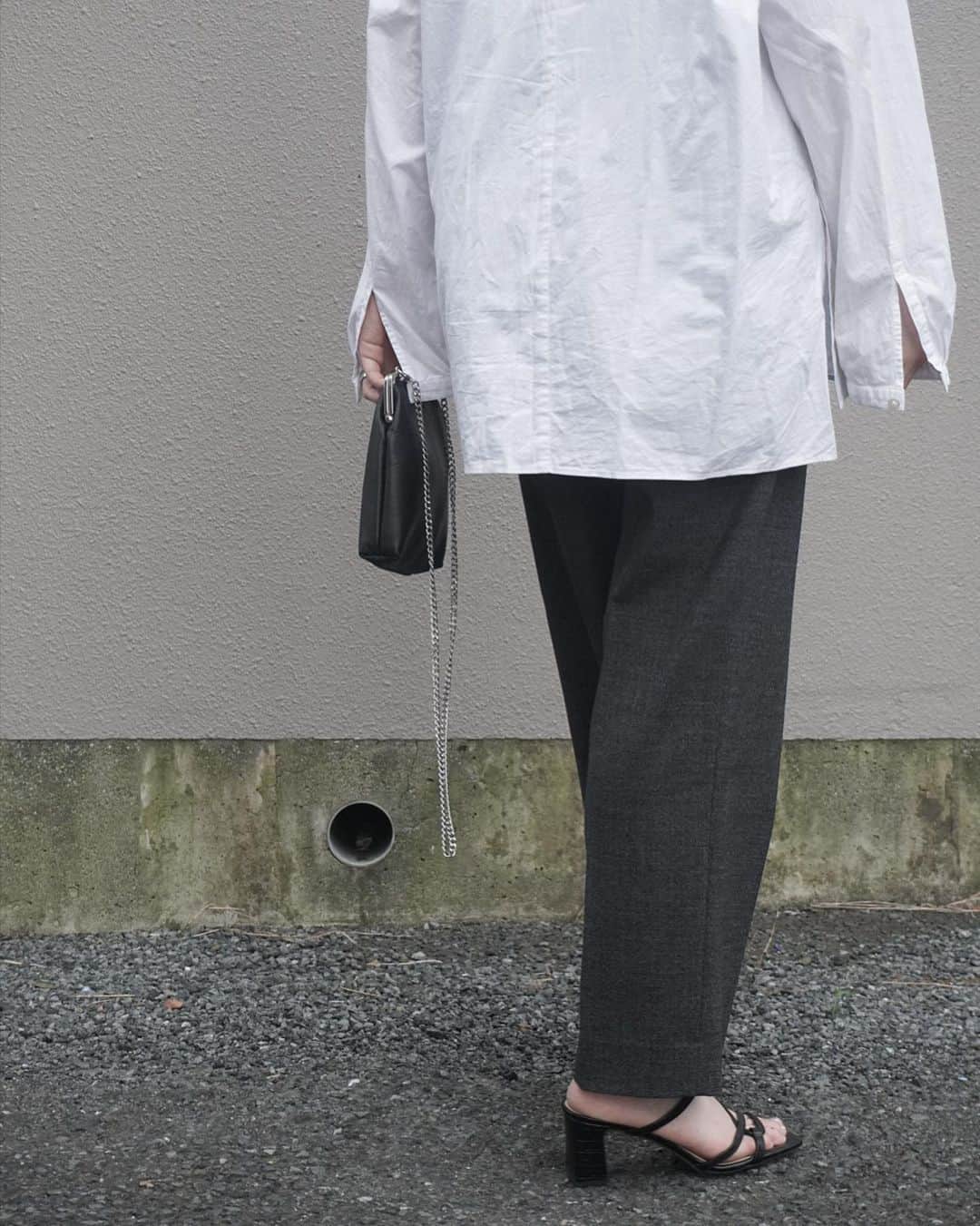 mar.ayaさんのインスタグラム写真 - (mar.ayaInstagram)「ジラジラパンツ @aton_tokyo  塩胡椒的なジャリジャリ感あるミックスグレー。 ジラジラに見えるのは、撚り杢糸にソリッド色の糸を掛け合わせて杢にしているから、だそう。 タッチもジャリっとしていて、夏も履けるウール。 この絶妙なおじさん具合が最高☺︎ この日はヒールだけど、グレーのニューバランスとか履きたい👴🏻 家の前の謎の花が可愛い🌷 . . . . #ootd #aton #atontokyo #fukumuraglass」7月19日 0時10分 - mar.aya