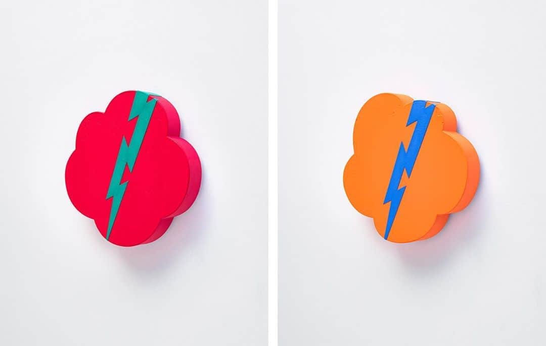 のインスタグラム：「🎨新作お披露目🎨﻿ ﻿ 久しぶりの投稿ですが、緊急事態宣言発令中も創作活動は続けていました。そして、ようやく本日100点の連作絵画『Thundercloud Painting』をお披露目しました。﻿ ﻿ 詳細情報は以下プレスリリースおよびオフィシャルウェブサイトでご覧ください。﻿ ﻿ オフィシャルウェブサイト﻿ WWW.NORITAKATATEHANA.COM﻿ （プロフィールページのリンクから）﻿ ﻿ #NoritakaTatehana﻿ #ThundercloudPainting﻿ ﻿ --﻿ ﻿ 以下、プレスリリースより抜粋﻿ ﻿ 舘鼻則孝の新作絵画「Thundercloud Painting」が作家独自のオンライン・ビューイング・ルームで初公開される。コロナ禍の緊急事態宣言発令中にテレワークにて制作された100点もの連作からなる絵画作品シリーズ「サンダークラウド・ペインティング」は、作家のオフィシャルサイト内に設置されるオンライン・ビューイング・ルームにて、7月18日〜8月22日の期間に限定公開され購入することもできる。また、同期間中に作品は天王洲のTERRADA ART COMPLEX 5Fに位置する舘鼻則孝の所属画廊KOSAKU KANECHIKAにて全100点のうち10点が展示公開される。﻿ ﻿ Thundercloud Paintingについて﻿ 江戸時代に流行した疫病に対しての護符であった「疱瘡絵」と呼ばれる木版画から着想を得て制作された連作絵画作品。本作で雲型の支持体に描かれた雷は、日本独自の死生観を主題とした作品を制作する舘鼻が好んで描いてきたモチーフである。日本では、雷は古くから結界を示し魔除として用いられてきたことから、世界中で新型コロナウイルス感染症が大流行している最中、本作が創作される動機にも繋がっている。﻿ ﻿ コロナ禍の非常事態宣言発令中に制作された本作は、舘鼻のアトリエスタッフの在宅勤務期間にテレワークで実験的に制作をされた作品でもある。オンラインで各々のクリエーションを共有することで段階的に制作を進行し、完成された作品は約2ヶ月間で100点にも達した。外出自粛が要請される期間においてもアトリエへ出社することなく、共同制作を継続させることは舘鼻が自粛期間中に最も重きを置いた事柄でもあった。﻿ ﻿ 疱瘡絵について﻿ 日本では、江戸時代に疱瘡絵（ほうそうえ）と呼ばれる紅で摺られた木版画がありました。疱瘡絵は、医学が発達していなかった江戸時代に流行した疫病（天然痘）に対しての護符とされ、治療法が確立されていなかったことからお見舞いや回復への祈願としても用いられた。また、乳幼児の感染者が多かったことからも疱瘡絵には、金太郎や桃太郎、羽子板や春駒などの親しみのある縁起のよいモチーフが描かれた。回復後には焼き捨てたり、川に流したため現存するものは少ないとされている。﻿ ﻿ プレスリリース﻿ https://prtimes.jp/main/html/rd/p/000000012.000038054.html」