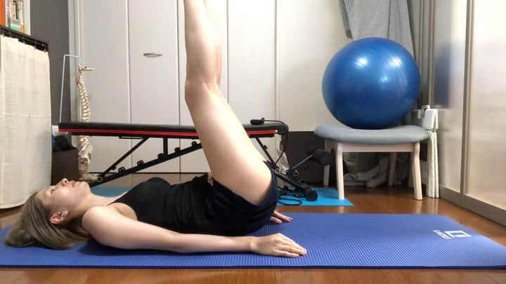 のインスタグラム：「Training video.🙌🏻﻿ 下半身トレーニング✨﻿ 20回×2セット﻿ (20times ×2set)﻿ ﻿ お腹にも効くし、閉じる時に内転筋にもバッチリ👍🏻﻿ ﻿ 軽めだからオススメ🙌🏻﻿ ﻿ 今度トレーニングベルトしてやってみようかな🤔﻿ ﻿ #トレーニング﻿ #トレーニング動画﻿ #下半身﻿ #上半身トレーニング﻿ #自宅トレーニング ﻿ ﻿ ﻿ #japan #aichi #toyota #gym #fitness #training #golf #golffitness #workout #instadaily #love #y_n_yumi #yuminakata #愛知 #名古屋 #豊田市 #中田有美 #筋トレ #筋トレ女子 #スポーツ女子クラブ #ボディメイク #ダイエット #ジム」