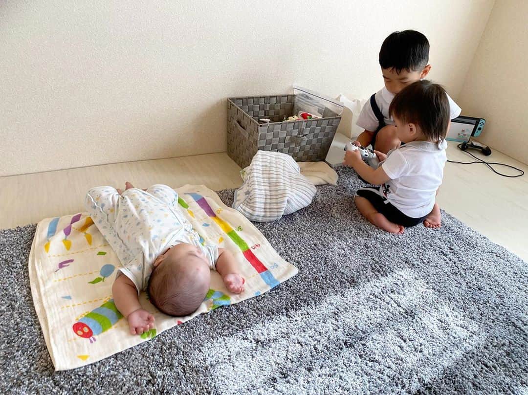 Momoeのインスタグラム：「. .  てぃんかなさんちにお邪魔した日❤️ あゆせんちゃんにも会えちゃった❤️ せんちゃんの成長に感動し はるくんの小ささに感動し 一生感動してた（笑） そしてはるくんを抱っこした事により みよが人生で初めて ヤキモチを妬いた日☺️💓 この日から赤ちゃん抱っこしてなくて ヤキモチ妬かれないけど またいつかヤキモチ妬くのかな？笑 まだ1歳でちっちゃいのに ヤキモチまでわかるんだとまた感動。 本当1日中感動してた😂✨ 皆様お世話になりました🙇‍♀️🙇‍♀️ ありがとうございました🙇‍♀️🙇‍♀️❤️ . .  #happy #家事 #育児 #family #家族 #boy #smile #男の子 #息子 #code #love #lucky #kids #子供 #thankyou #宝物 #ベビー #fashion #follow #心 #縁 #パパ #ママ #家族写真 #男の子ママ #赤ちゃん写真 #photo #子育て #1歳 #flower」