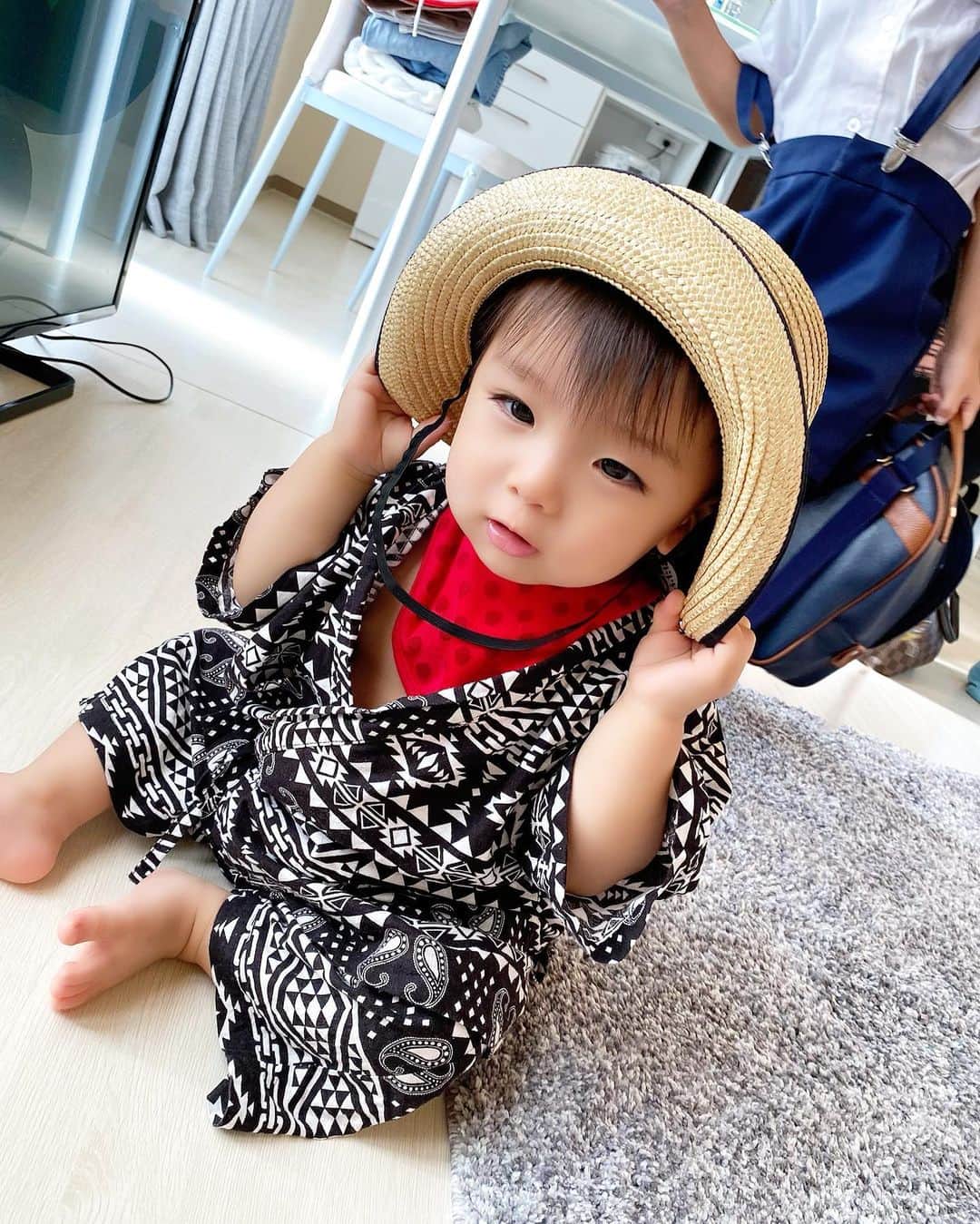 Momoeのインスタグラム：「. .  せんちゃんの幼稚園の帽子 勝手に試着（？）し始めて笑った（笑） . . #happy #家事 #育児 #family #家族 #boy #smile #男の子 #息子 #code #love #lucky #kids #子供 #thankyou #宝物 #ベビー #fashion #follow #心 #縁 #パパ #ママ #家族写真 #男の子ママ #赤ちゃん写真 #photo #子育て #1歳 #flower」