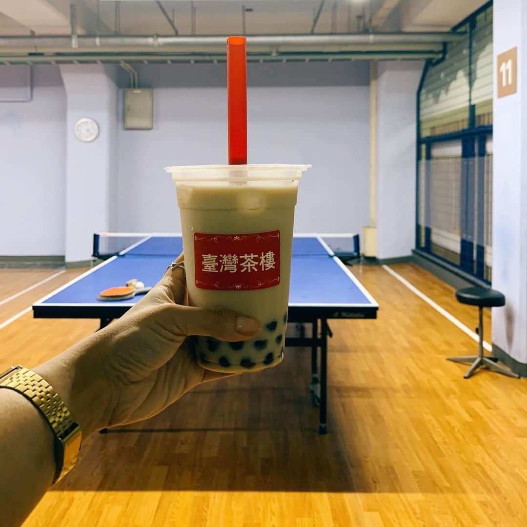ゆきほのインスタグラム：「新開地で友達と、冬はてっちり屋になる店でルーロー飯とタピオカミルクティー食べて、地下鉄の駅の卓球場で人生初卓球やった。下手すぎてヒィヒィ笑って汗だくになった。 その後ゆきこちゃんのパンプシェードのアトリエ行って3時間半くらいしゃべり倒して、羊串食べて解散。 久々に人里に下りてカルチャーに触れ実りのある話をして興奮した。 . #新開地」