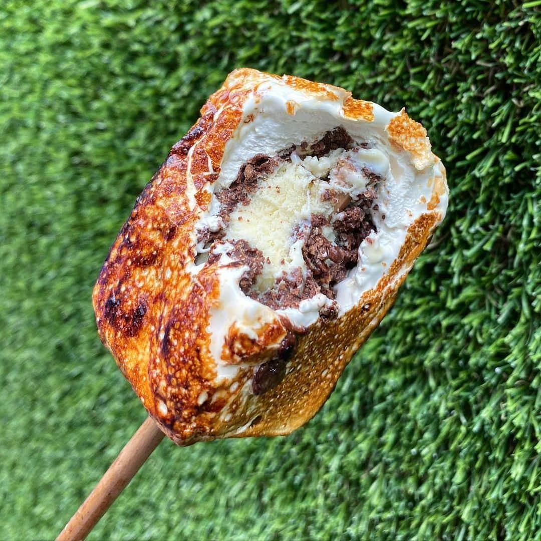 DOMINIQUE ANSEL BAKERYさんのインスタグラム写真 - (DOMINIQUE ANSEL BAKERYInstagram)「When it’s 90 degrees and sunny in Soho, it’s a Frozen S’more kind of day. Madagascan vanilla ice cream in the center, covered with chocolate feuilletine and a layer of honey marshmallow, torched to order until the outside is brûléed and golden. 😎🔥」7月19日 0時34分 - dominiqueansel