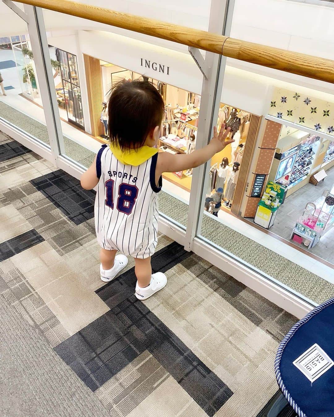 Momoeのインスタグラム：「. . すんごい得意げに歩いてるけど おズボン上がってますよ😌（2枚目） . .  #happy #家事 #育児 #family #家族 #boy #smile #男の子 #息子 #code #love #lucky #kids #子供 #thankyou #宝物 #ベビー #fashion #follow #心 #縁 #パパ #ママ #家族写真 #男の子ママ #赤ちゃん写真 #photo #子育て #1歳 #flower」