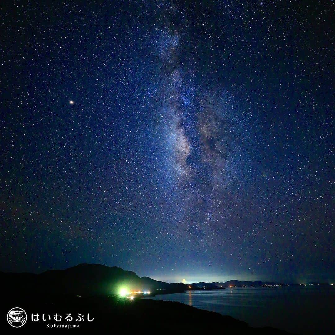 HAIMURUBUSHI はいむるぶしさんのインスタグラム写真 - (HAIMURUBUSHI はいむるぶしInstagram)「小浜島・はいむるぶしから癒しの風景をお届けします。 夏の夜空を彩るティンガーラ(天の川)。 無数の星々が集まる銀河系の中心が、一際煌びやかに輝いています。 世界有数の美しい星空に癒される島時間をお楽しみください。 #沖縄 #八重山諸島 #星空 #天の川 #小浜島 #リゾート #ホテル #はいむるぶし」7月19日 0時37分 - haimurubushi_resorts