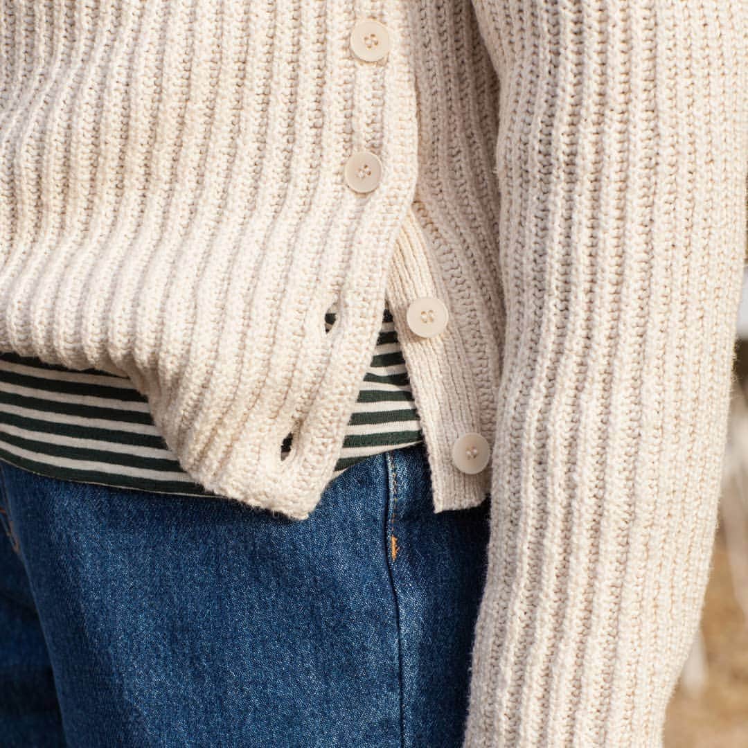 ベンシモンのインスタグラム：「Les petits détails qui font toute la différence ✨ T-shirt rayé, jean brut et pull ivoire, ​cet été place à la superposition ! On s'amuse avec les matières et on superpose à l'infini pour partir à l'aventure et s'adapter à tous les imprévus ! 🍃 ​Rendez-vous en ligne et dans nos boutiques pour profiter de nos soldes d'été ☀️ (lien dans la bio)  ​🇬🇧 The little details that make all the difference ✨ Striped T-shirt, raw jeans and ecru sweater, with this changing weather we have fun with the materials and superimpose endlessly to adapt to all temperatures! 🍃 Go online and in our shops to take advantage of our summer sales ☀️ (link in the bio) ​#bensimon #bensimoncollection #jeans #pull」