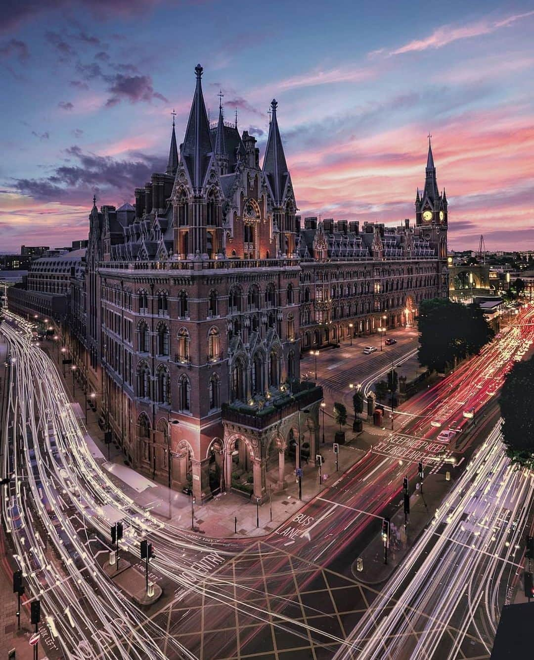 @LONDON | TAG #THISISLONDONさんのインスタグラム写真 - (@LONDON | TAG #THISISLONDONInstagram)「Unbelievable scenes from @tmnikonian in #StPancras...! 😳🥰🤩😱 How’s that for a shot?! 💪🏼💪🏼🔥🔥 ___________________________________________  #thisislondon #lovelondon #london #londra #londonlife #londres #uk #visitlondon #british #🇬🇧 #stpancrasrenaissancehotel #stpancrasstation」7月19日 0時51分 - london