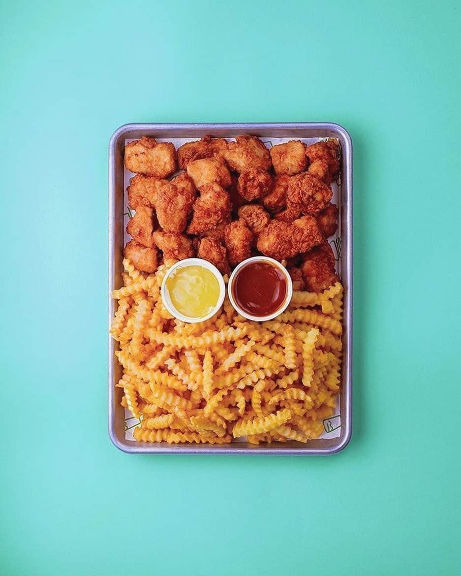 SHAKE SHACKさんのインスタグラム写真 - (SHAKE SHACKInstagram)「QUIZ: How many Chick’n Bites + fries are on this tray? ⠀ ⠀ A) 20 Bites + 50 Fries⠀ B) 25 Bites + 75 Fries ⠀ C) IDK, but would eat all of the above ⠀ ⠀ 📸: @freshmikeeats #shakeshack」7月19日 0時53分 - shakeshack