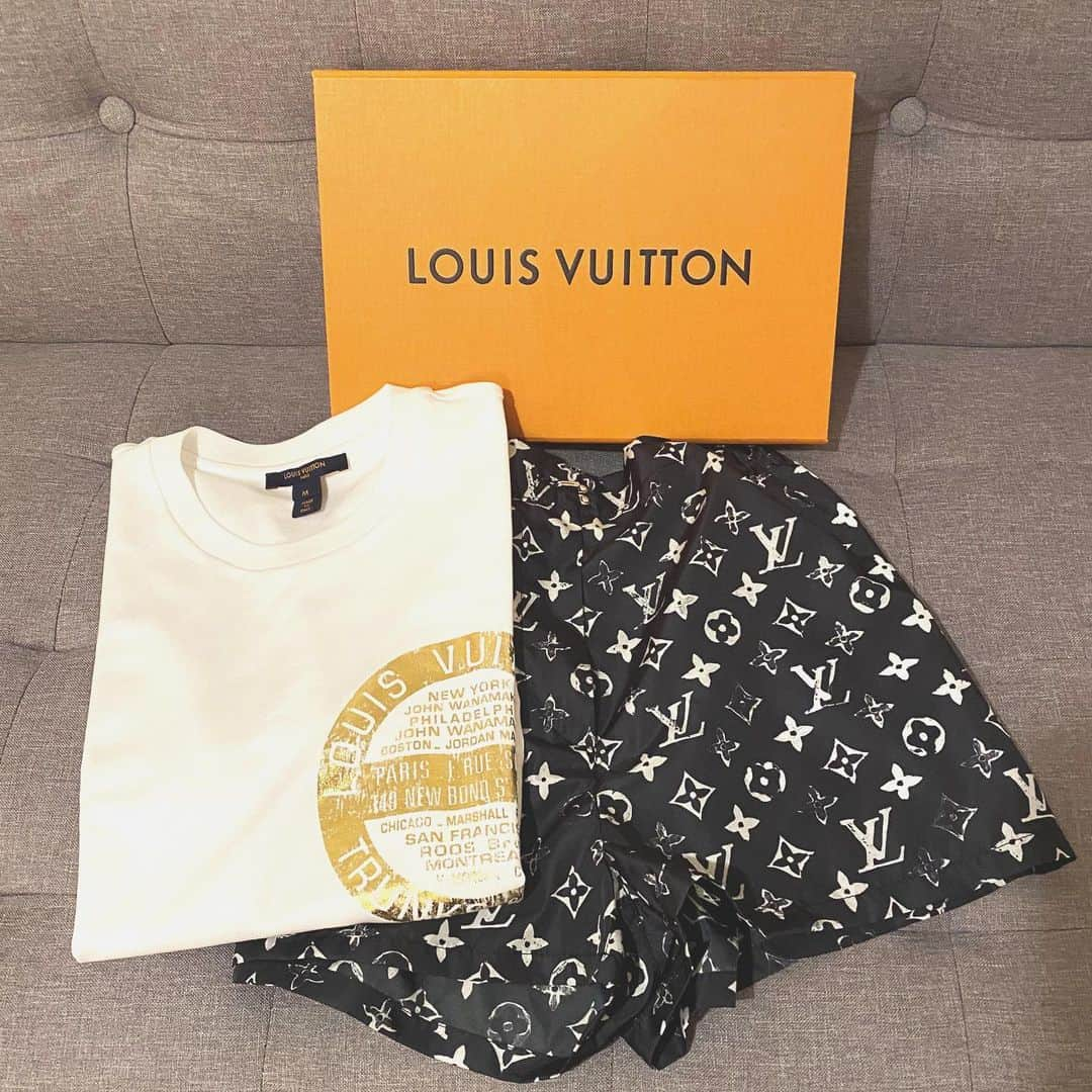 selfieneさんのインスタグラム写真 - (selfieneInstagram)「サプライズでお祝いして頂きました❣️ 何と#louisvuitton のプレゼント🎁まで‼️ 『自分では買わない物』  さて中身は⁉️  ヒント 私が今1番注力している事に関係してます(^^)  #ありがとうございます 😊 #生肉フルコース  #ごちそうさまでした 💖」7月19日 0時55分 - marigram_uu_