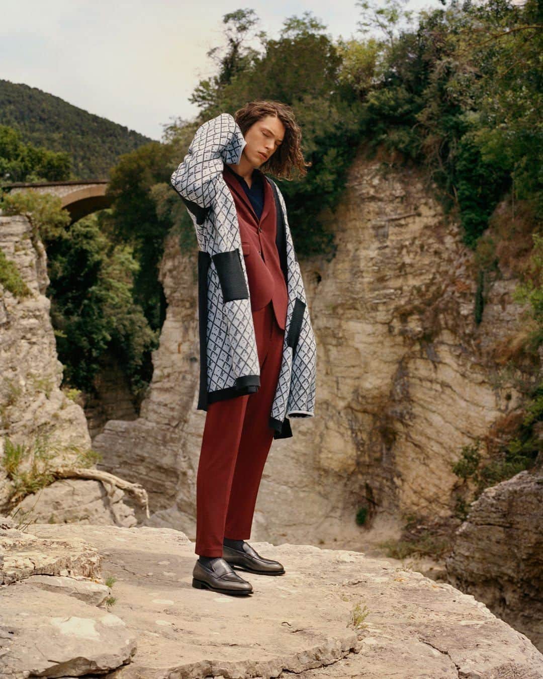 サントーニのインスタグラム：「Raw textures, earthen landscapes and sun soaked vistas. “Origini” SS21, inspired by the never-ending beauty of our homeland, Le Marche.   #Santoni #SantoniSS21 #mfw #MilanDigitalFashionWeek #makersofbeauty」
