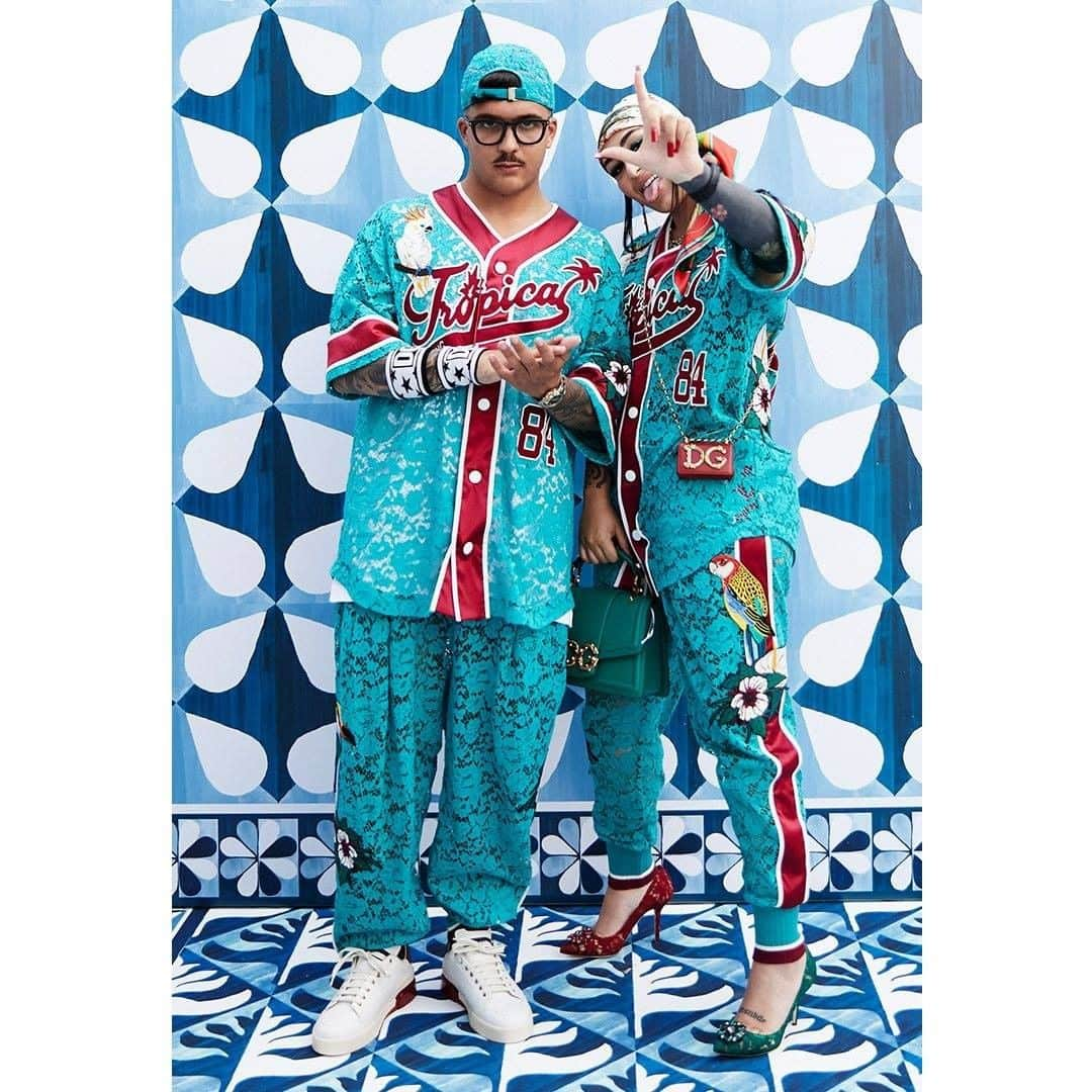 ドルチェ&ガッバーナさんのインスタグラム写真 - (ドルチェ&ガッバーナInstagram)「@realgeolier2 and @_imvda1 attend the #DGParcoDeiPrincipi Spring-Summer 2021 Men's Fashion Show.  They wear a full light blue and red #DGSS20 lace look with tropical patches.  Her look is paired with a #DGMicroBag and a #DGAmoreBag.   #DGMenSS21 #DGCelebs #DGFamily #DolceGabbana」7月19日 1時00分 - dolcegabbana