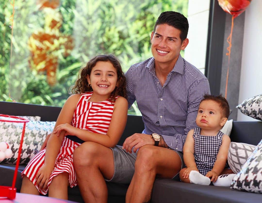 ハメス・ロドリゲスのインスタグラム：「Son lo mejor que me ha pasado. 👨‍👧‍👦」