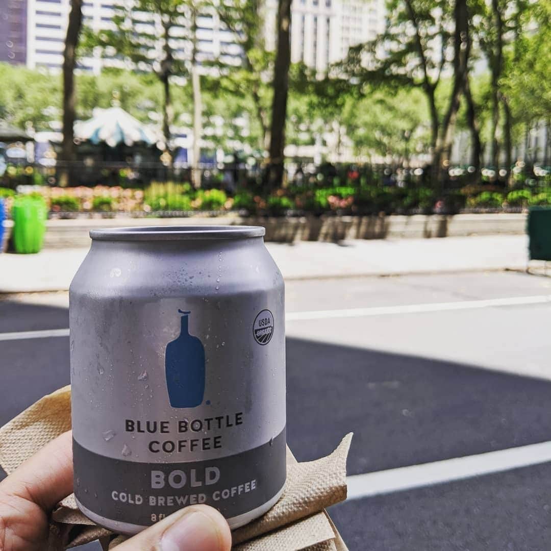 Blue Bottle Coffeeさんのインスタグラム写真 - (Blue Bottle CoffeeInstagram)「A perfect summer day to take the cafe with you. 📸@cawfee_dreams⁠ ⁠ ⁠ ⁠ Link in bio for cafe locations and hours. #coldbrew ⁠」7月19日 1時25分 - bluebottle