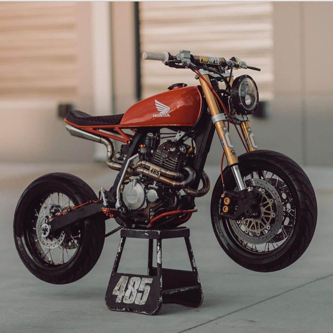 epidemic_motorsさんのインスタグラム写真 - (epidemic_motorsInstagram)「Here it is! Final pics of the XR400R “super cafe” build by @485designs #epidemicmotors #epidemic_motors」7月19日 1時25分 - epidemic_motors