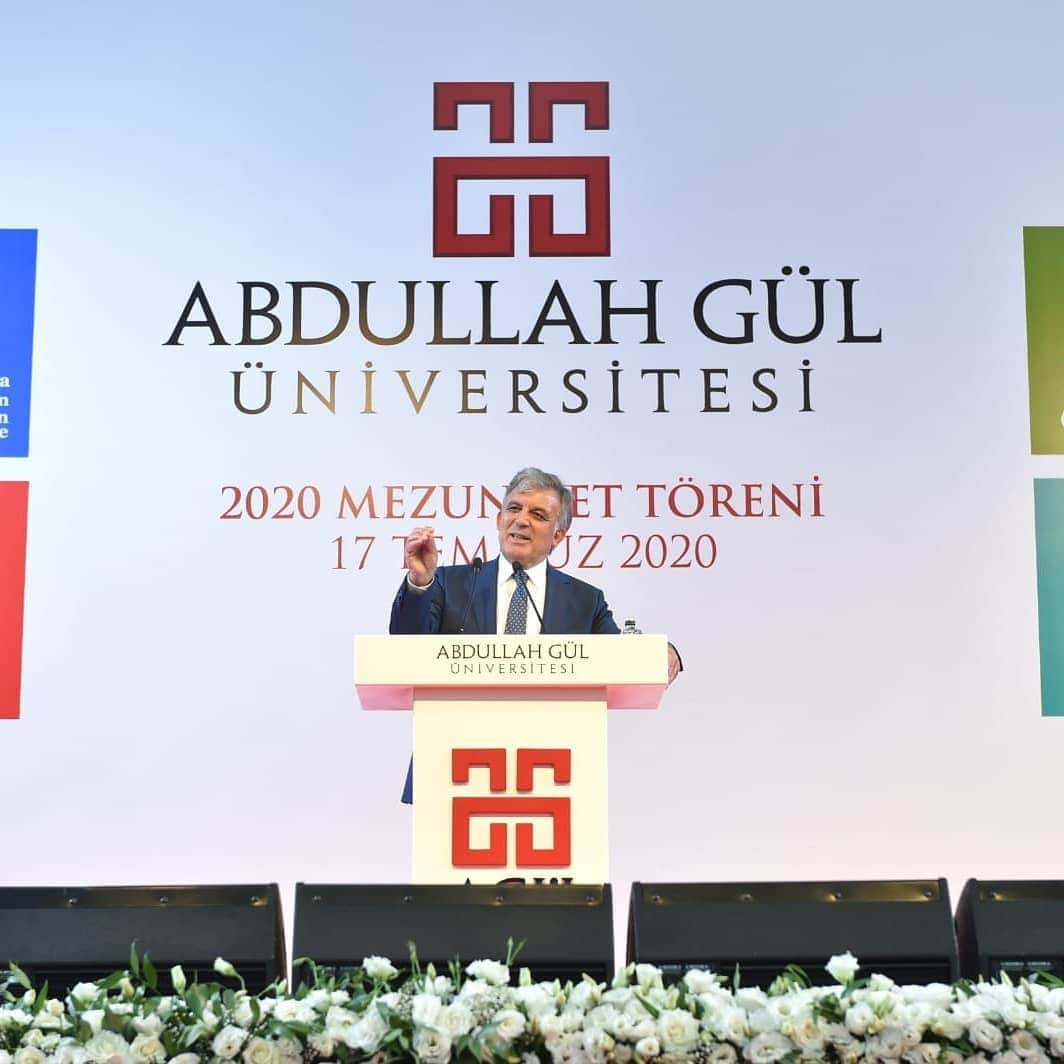 アブドゥラー・ギュルのインスタグラム：「11. Cumhurbaşkanımız Abdullah Gül, adını taşıyan Abdullah Gül Üniversitesi’nin (AGÜ) 2019-2020 yılı mezuniyet törenine katıldı.  📸: @birol.afsar」