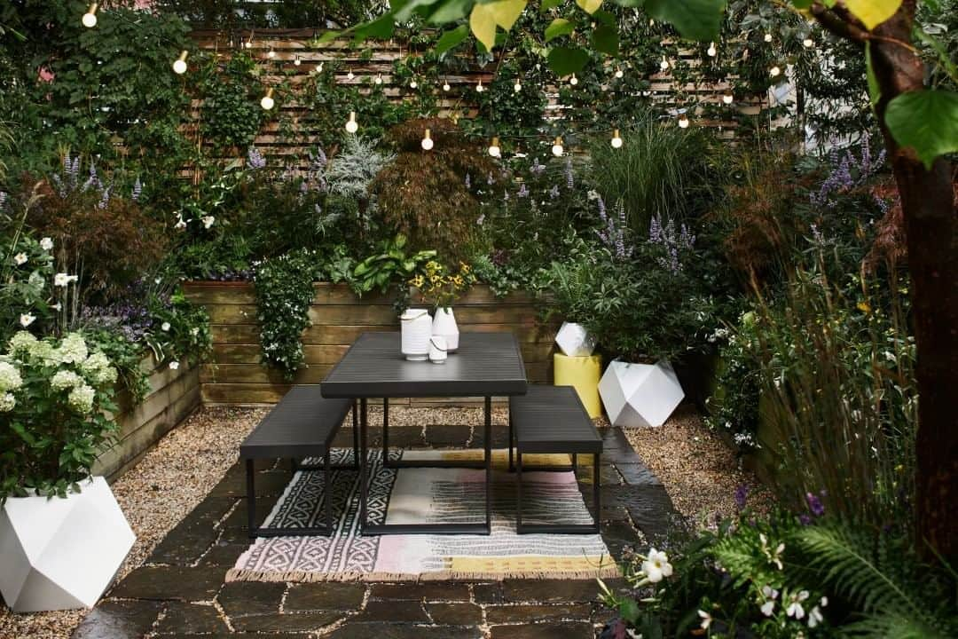 REIさんのインスタグラム写真 - (REIInstagram)「We asked our friends at @westelm to share their tips for creating the perfect outdoor space—whether it's a small balcony or a vast backyard. One idea: String lights and lanterns for instant ambiance. Head to the Co-op Journal for more inspiration (link in bio). Photo courtesy @westelm #REIxWestElm」7月19日 1時30分 - rei