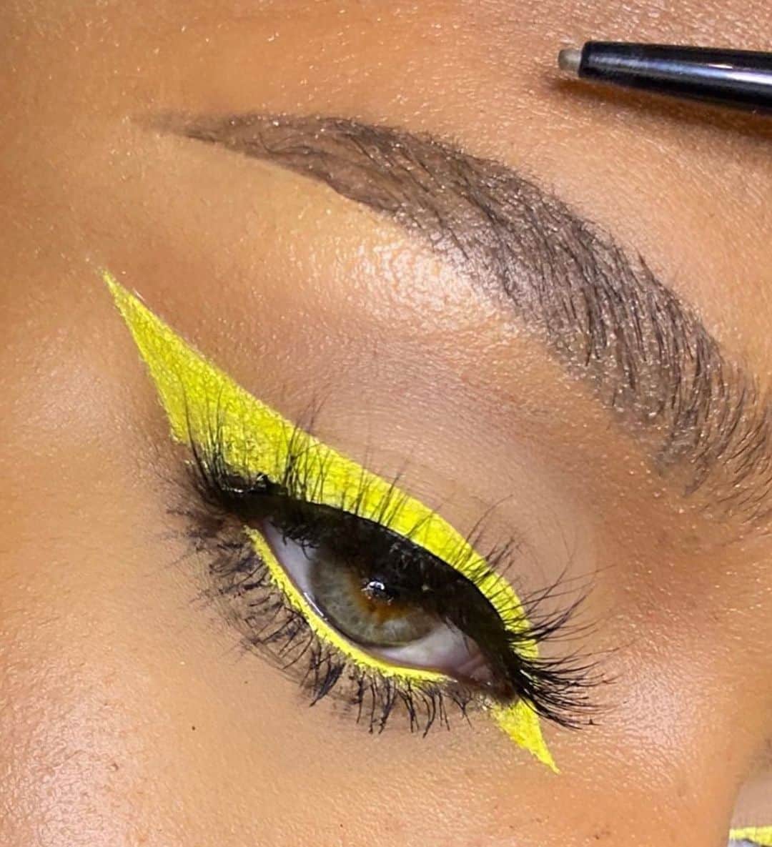Benefit Cosmeticsさんのインスタグラム写真 - (Benefit CosmeticsInstagram)「Yellow, it’s me 💛👋 @thegoldnnug got her brows on point using: ⚡ #preciselymybrowpencil in shade 3.5 ⚡ #kaBROW! cream-gel in shade 3.5 ⚡ #24hrbrowsetter #regram #friendswithbenefit」7月19日 1時39分 - benefitcosmetics