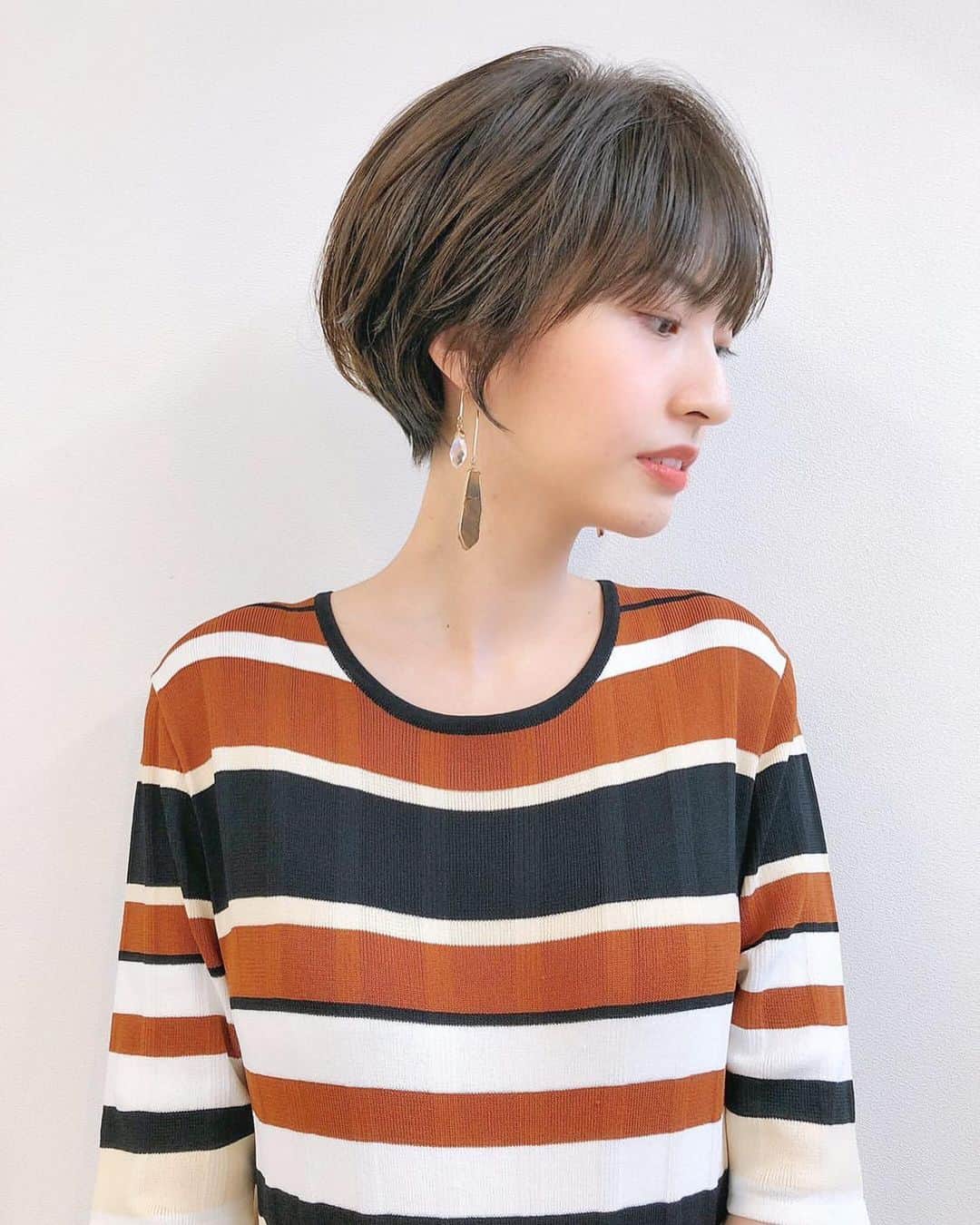 水谷彩咲のインスタグラム：「.﻿ ﻿ 夏らしい、抜け感のある色に﻿ 涼しげショートカット！﻿ ﻿ 今回は前髪にも挑戦しちゃいました💇‍♀️﻿ ﻿ ﻿ 吉田さん ( @yoshi__sand ) ありがとうございました❤︎❤︎﻿ ﻿ ﻿ 吉田さんのインスタにも載せて頂いたので﻿ 是非見てみて下さいっ。﻿ ﻿ ﻿ #ショートカット #ショート女子」