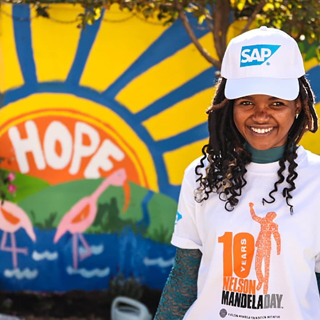 SAPさんのインスタグラム写真 - (SAPInstagram)「In 2019, SAP employees volunteered 270,000+ hours in their communities. Even though we are not able to gather in groups to volunteer right now, their desire to make an impact has found new paths to action:  http://sap.to/6006GXjT4  #MandelaDay  #mandeladay2020」7月19日 1時54分 - sap