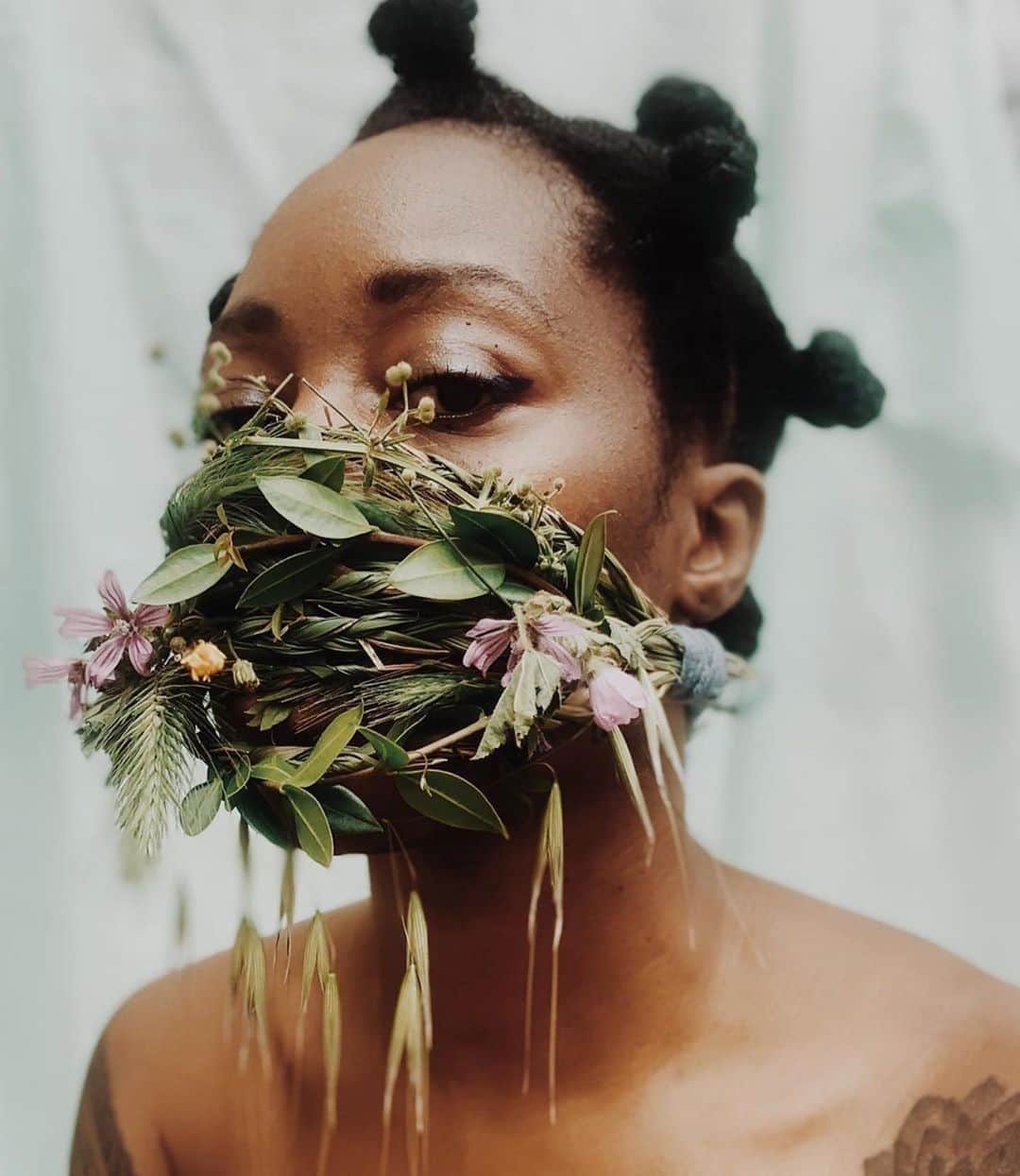 アマンダ・デ・カディネットのインスタグラム：「Quarantine self portrait 🌸 By @tina_alabama #girlgaze @girlgaze #supportblackcreatives #blackcreativesmatter」