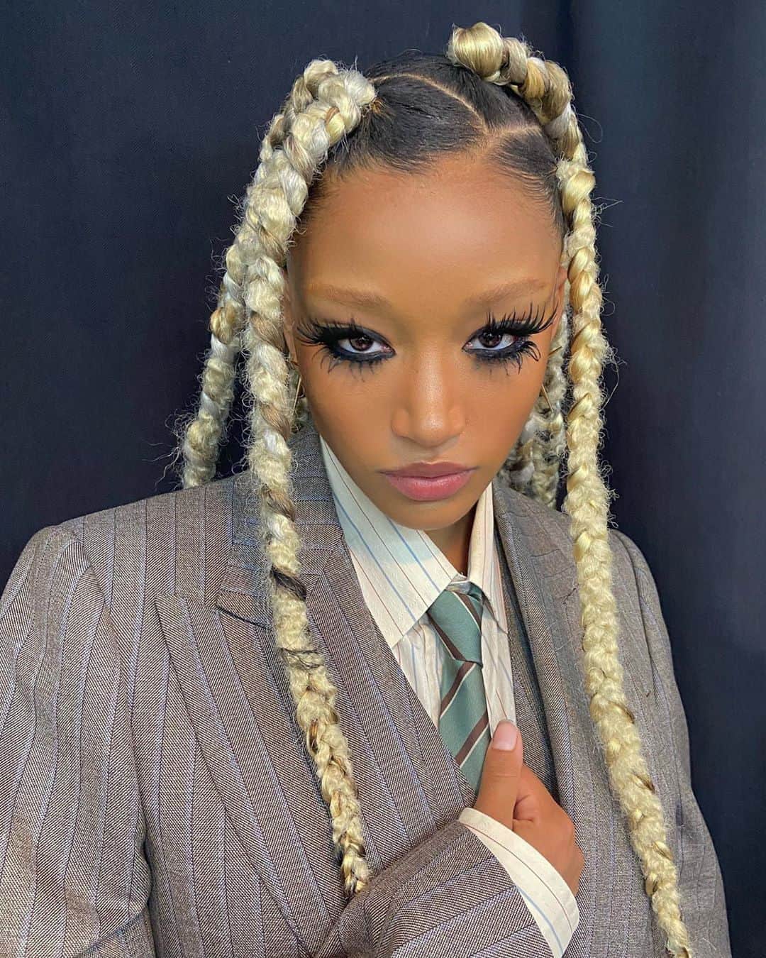 Vogue Beautyさんのインスタグラム写真 - (Vogue BeautyInstagram)「@AmandlaStenberg just upped the ante on summer beauty with this behind-the-scenes look. Tap the link in our bio for the priceless quarantine beauty lesson it's teaching us.」7月19日 2時00分 - voguebeauty